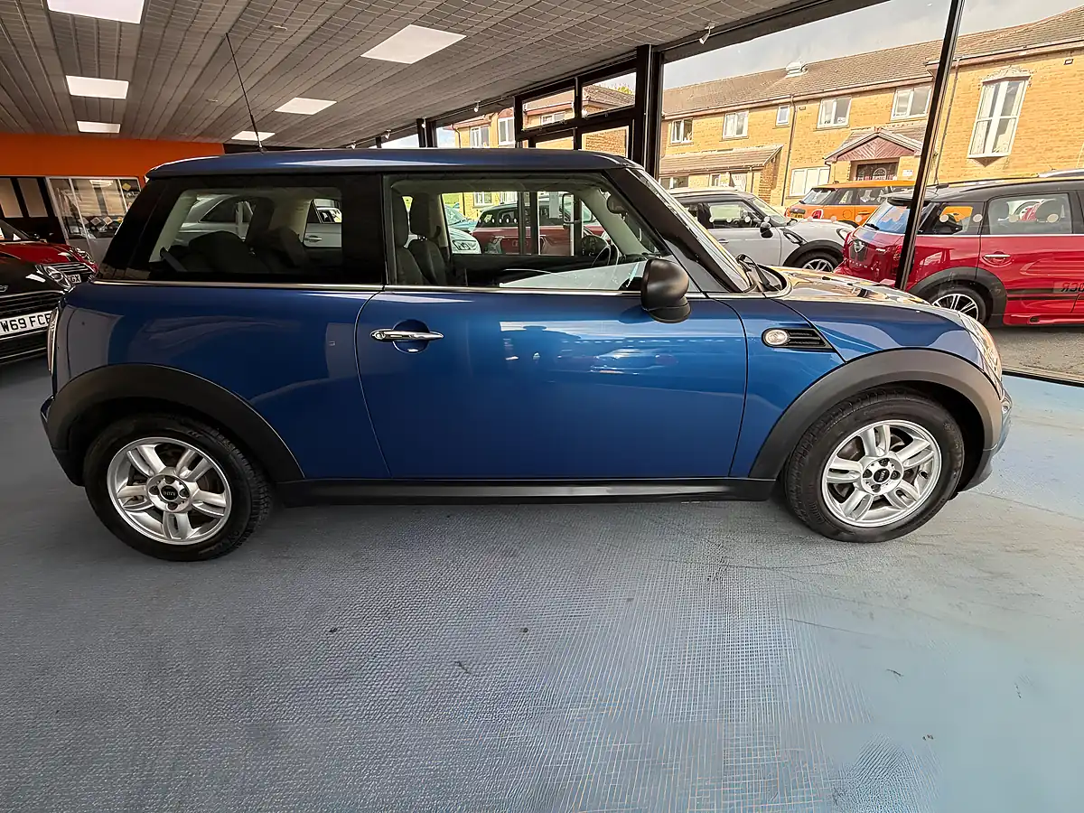 Used 2011 MINI Hatch One Blue - Interior and Exterior details 2