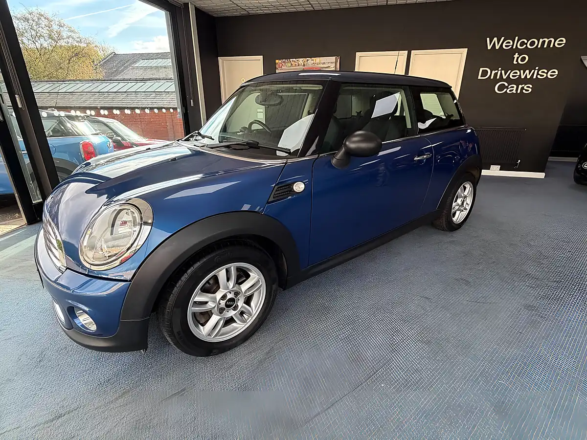 Used 2011 MINI Hatch One Blue - Interior and Exterior details 5