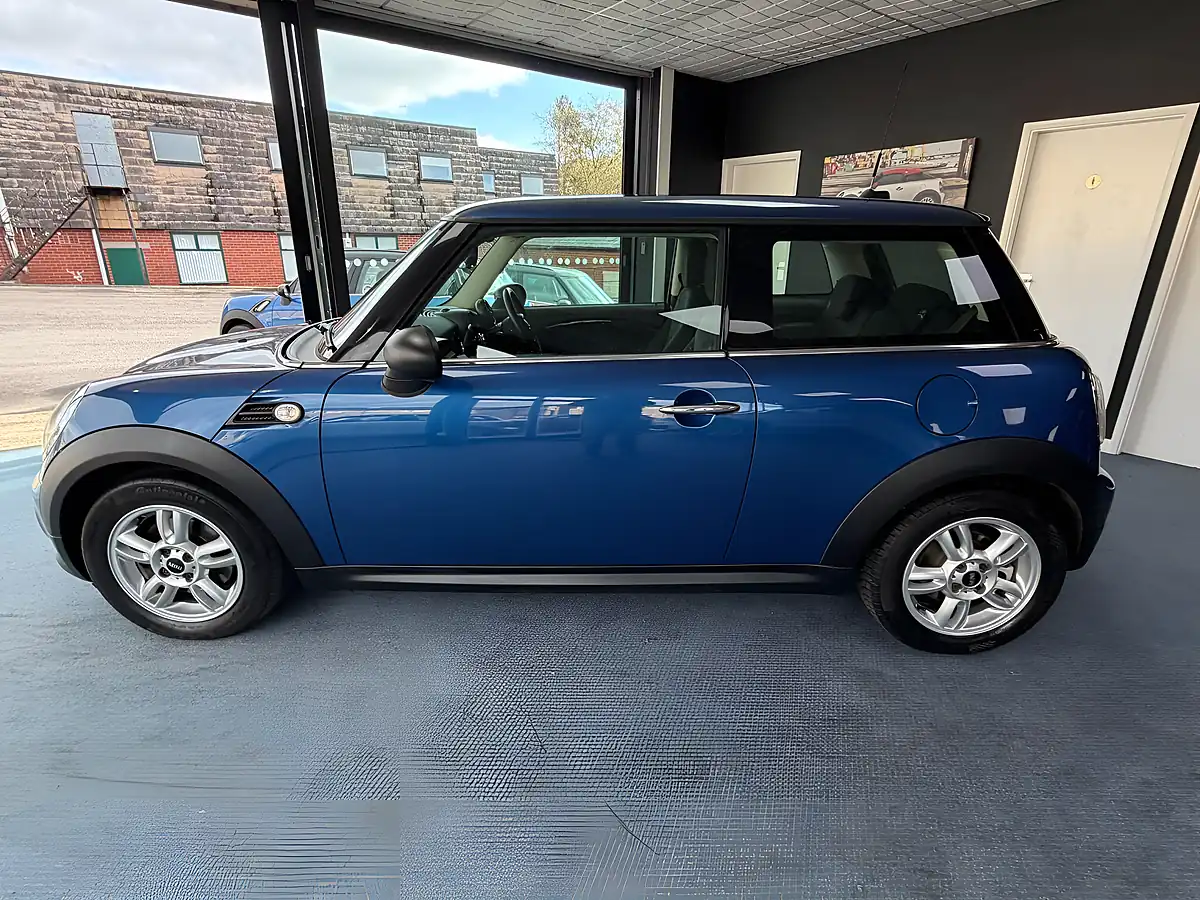 Used 2011 MINI Hatch One Blue - Interior and Exterior details 6