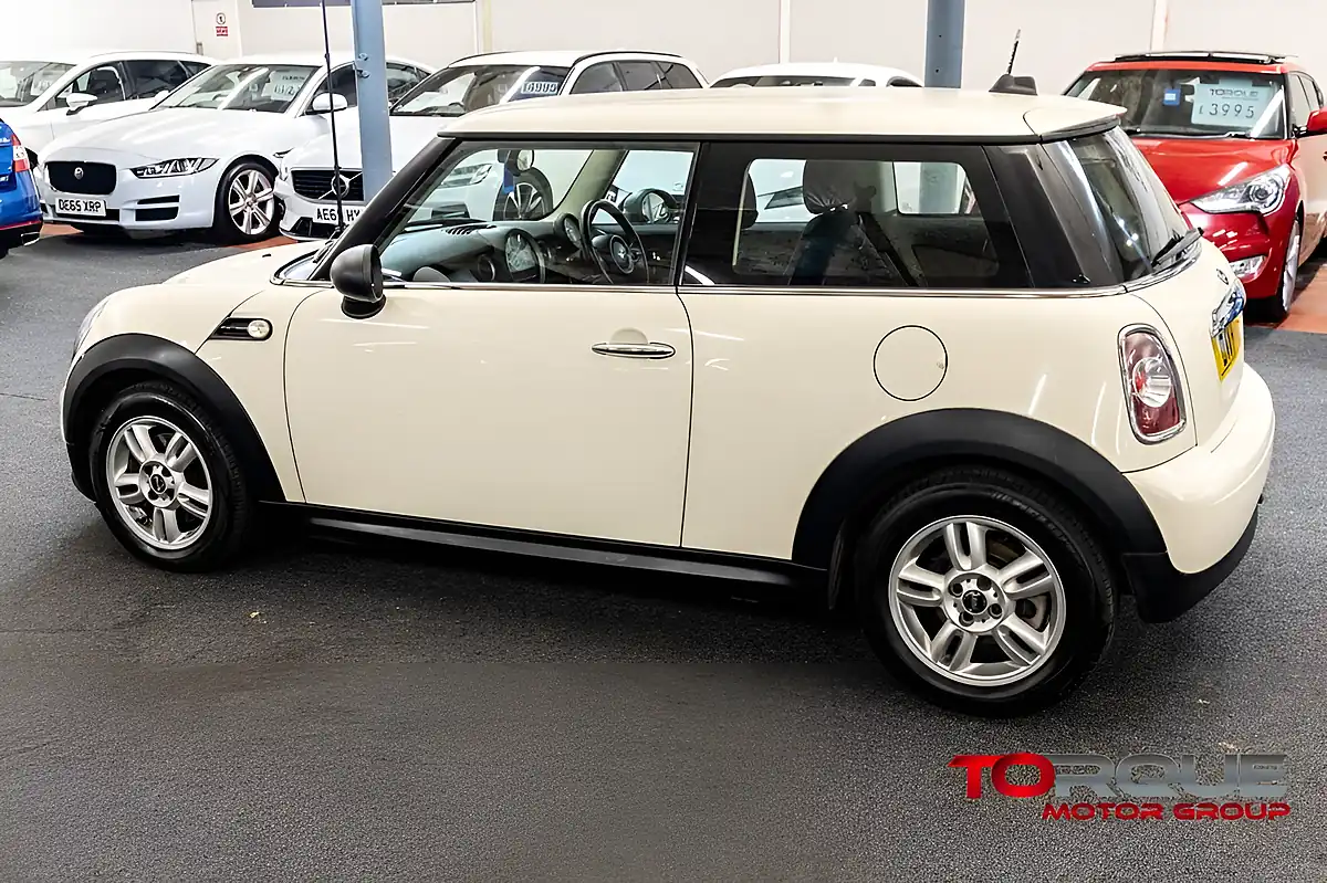 Used 2011 MINI Hatch One White - Interior and Exterior details 15