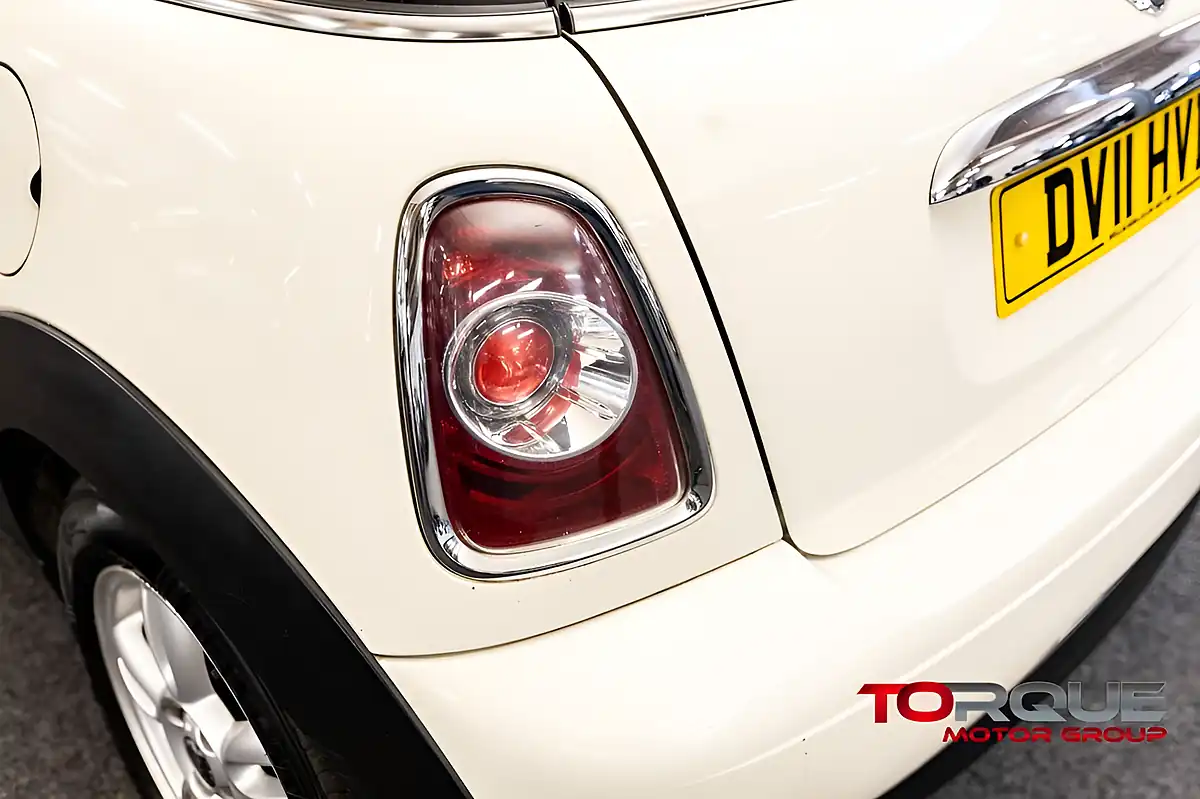 Used 2011 MINI Hatch One White - Interior and Exterior details 16