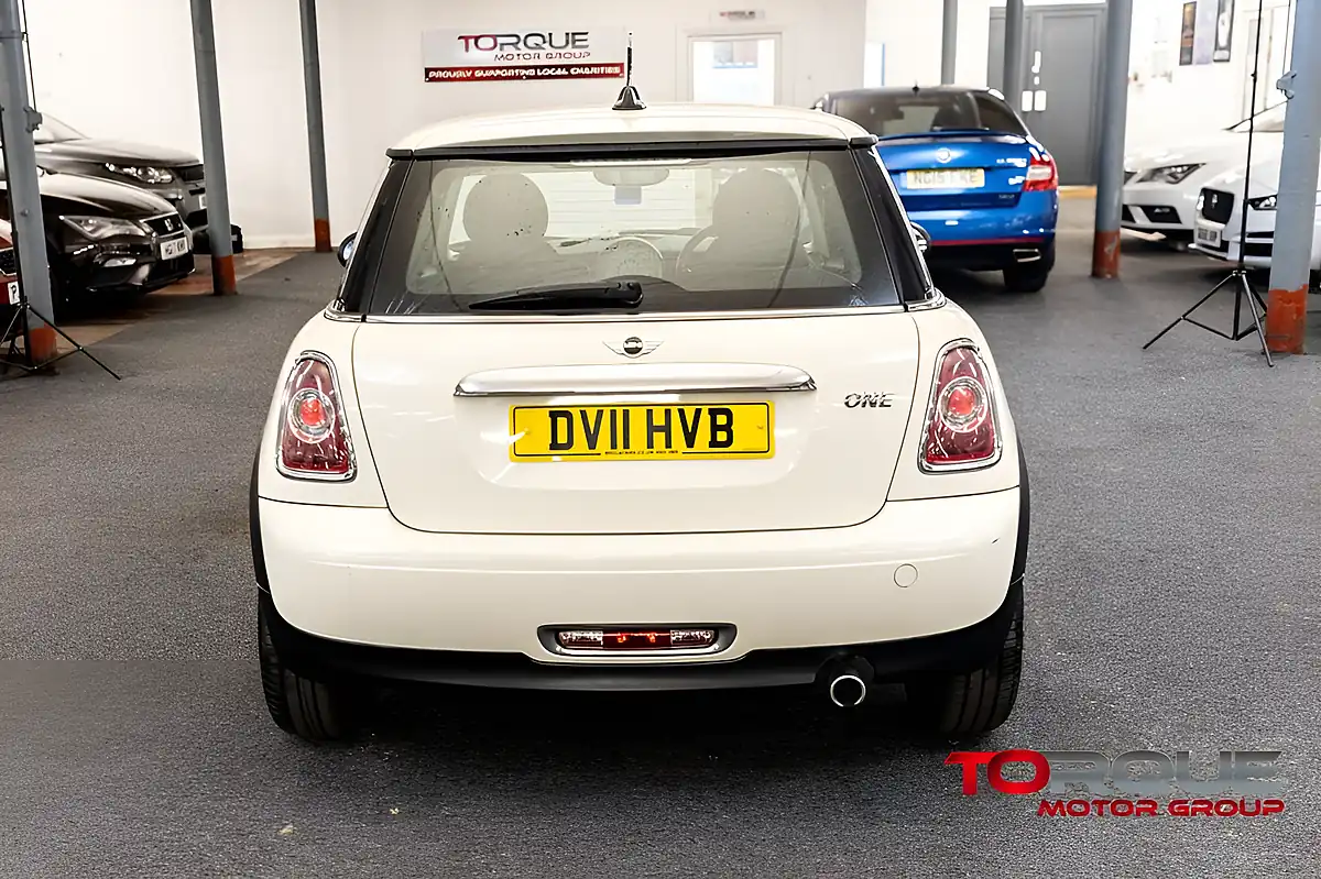Used 2011 MINI Hatch One White - Interior and Exterior details 17