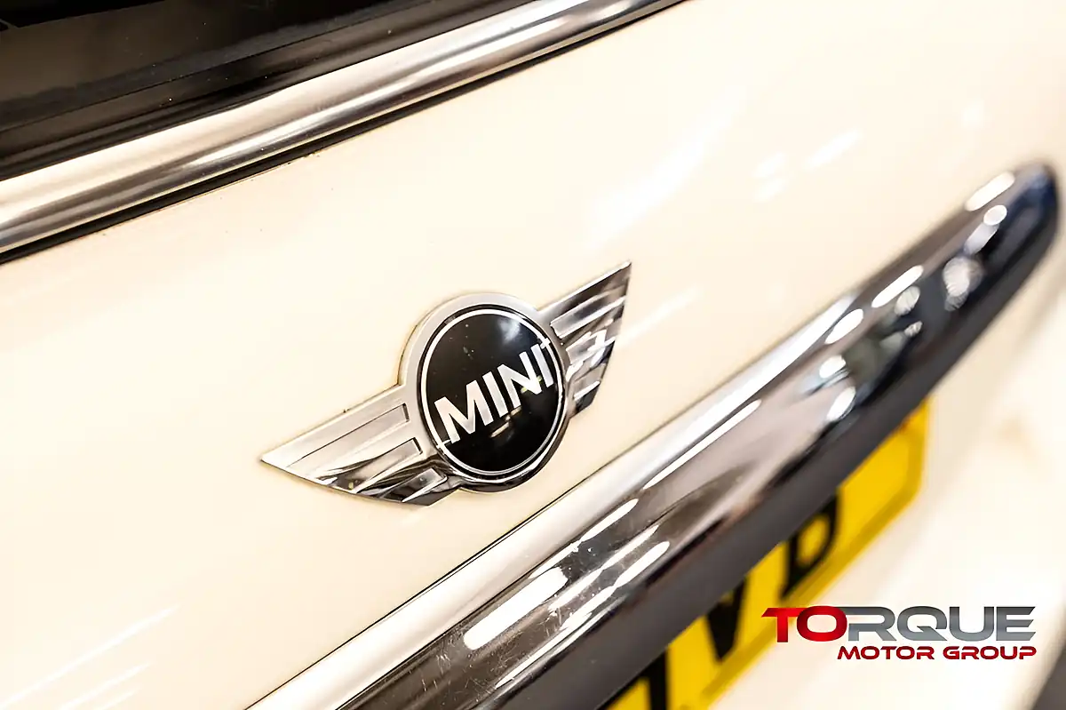 Used 2011 MINI Hatch One White - Interior and Exterior details 18