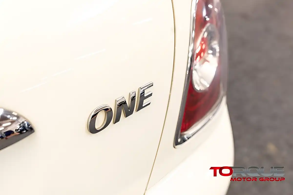 Used 2011 MINI Hatch One White - Interior and Exterior details 19