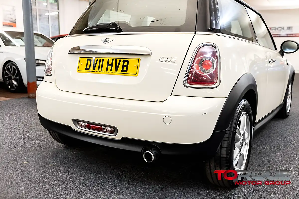 Used 2011 MINI Hatch One White - Interior and Exterior details 20