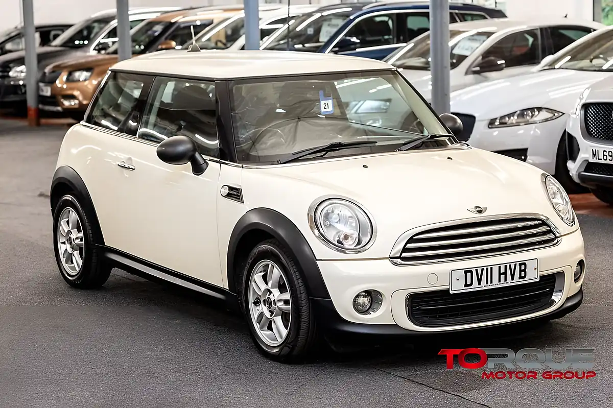Used 2011 MINI Hatch One White - Interior and Exterior details 3