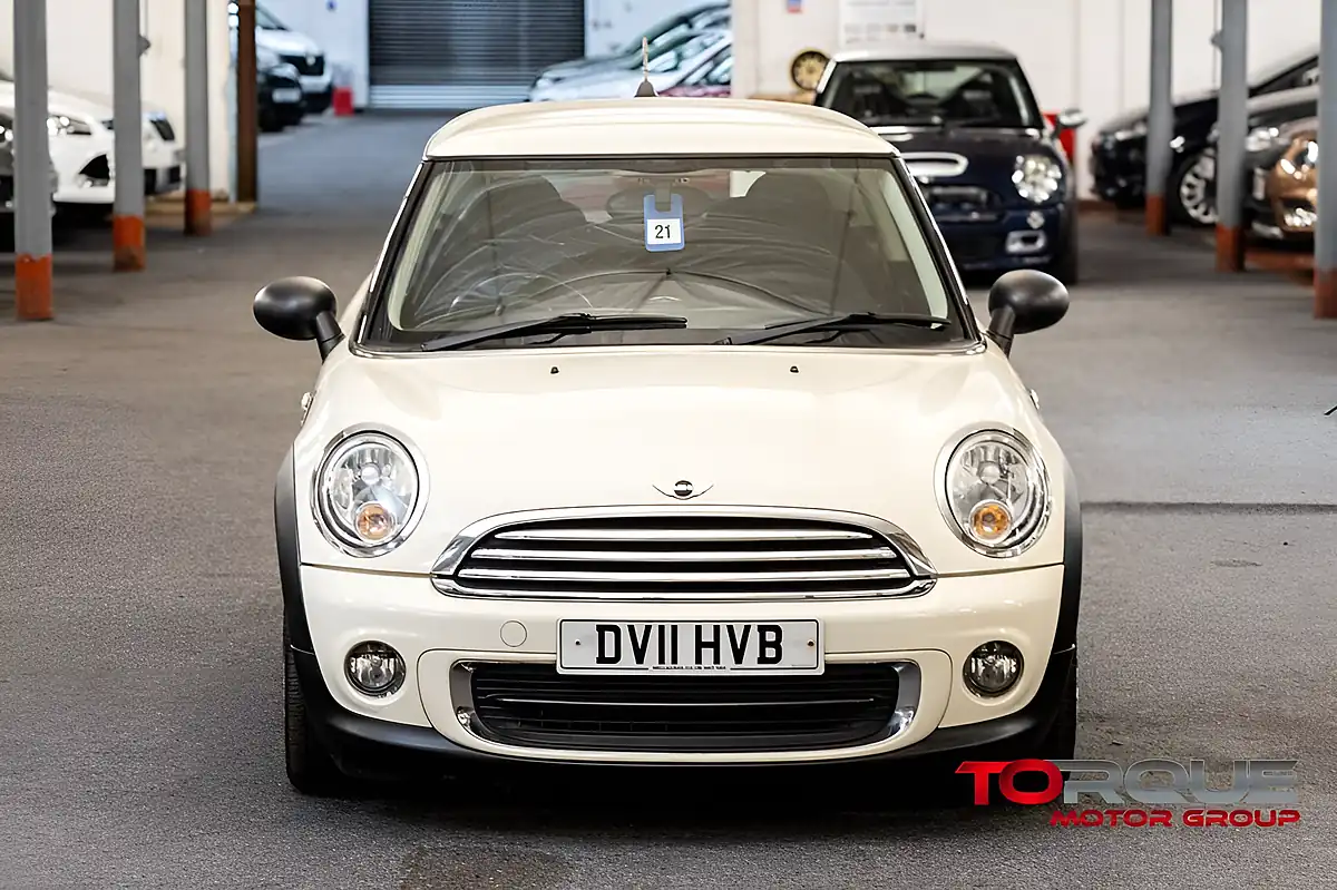 Used 2011 MINI Hatch One White - Interior and Exterior details 4