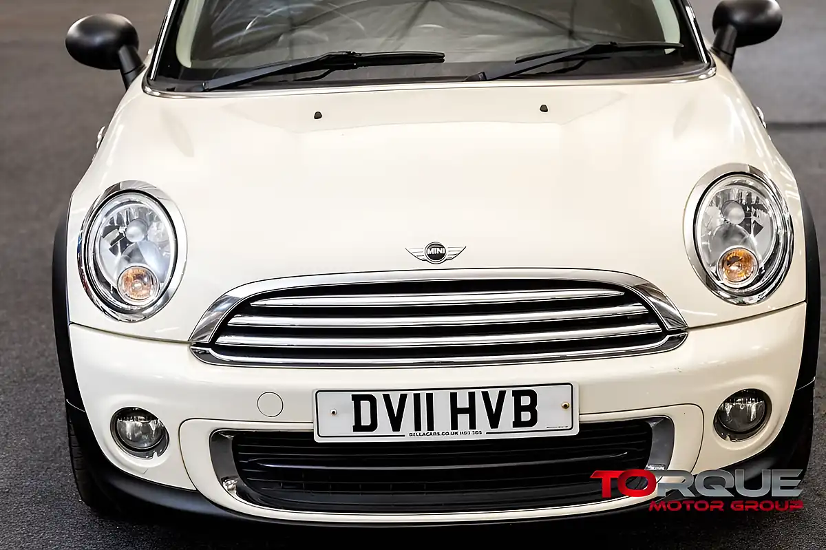 Used 2011 MINI Hatch One White - Interior and Exterior details 5