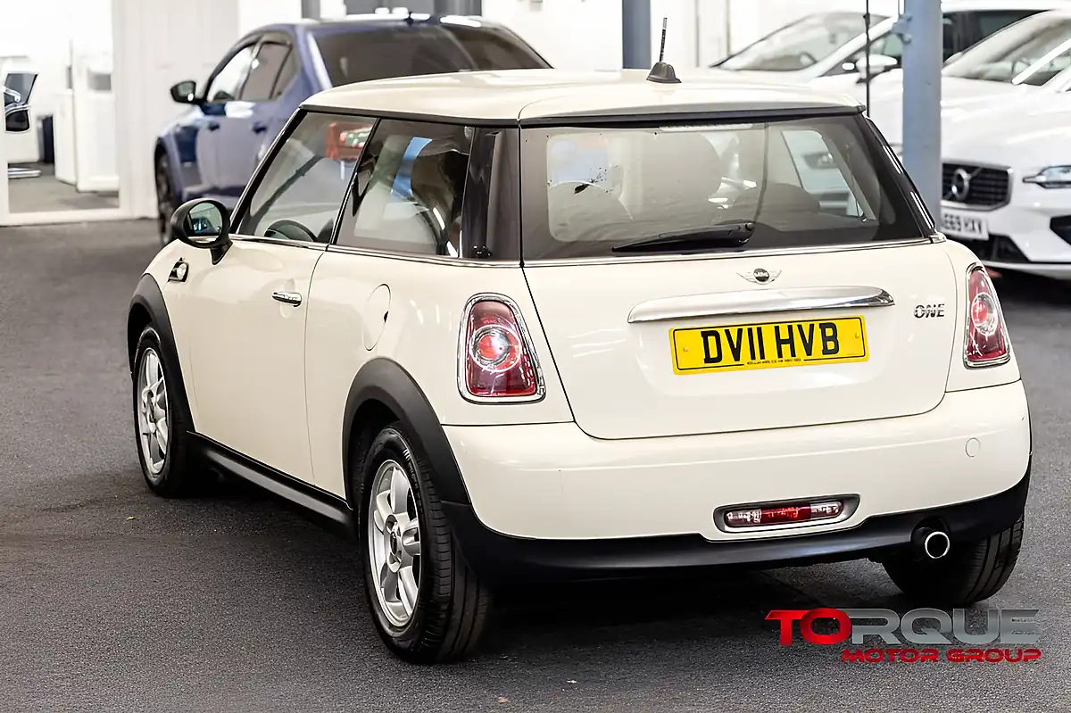 Used 2011 MINI Hatch One White - Interior and Exterior details 6