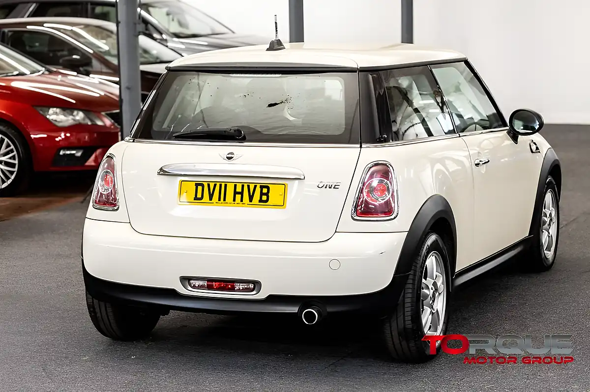 Used 2011 MINI Hatch One White - Interior and Exterior details 8