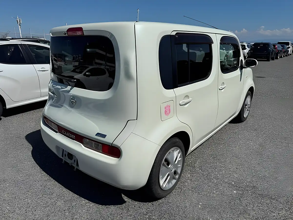 Used 2011 Nissan Cube 15X Indigo Plus Plasma White - Interior and Exterior details 4