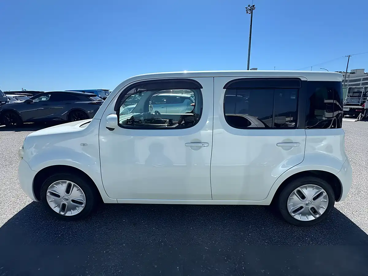 Used 2011 Nissan Cube 15X Indigo Plus Plasma White - Interior and Exterior details 5