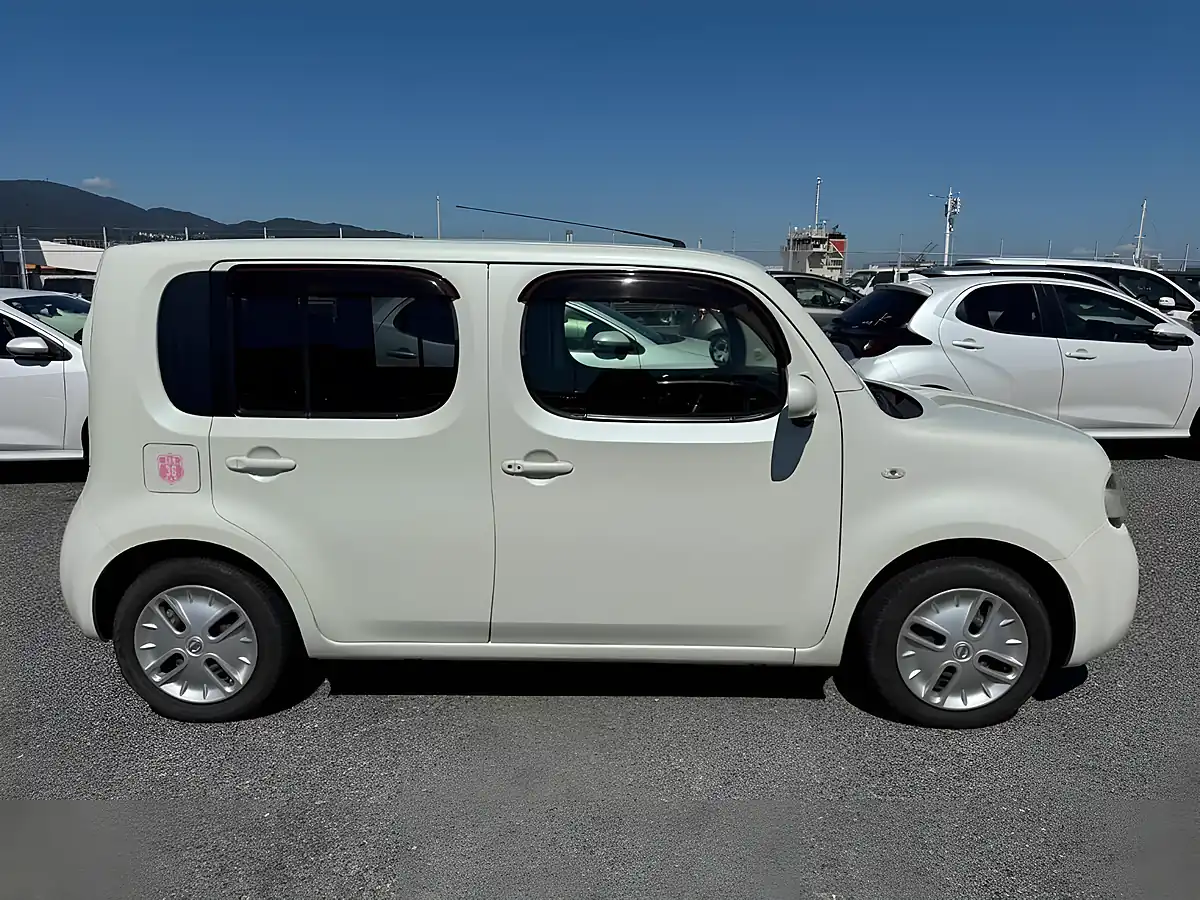 Used 2011 Nissan Cube 15X Indigo Plus Plasma White - Interior and Exterior details 6