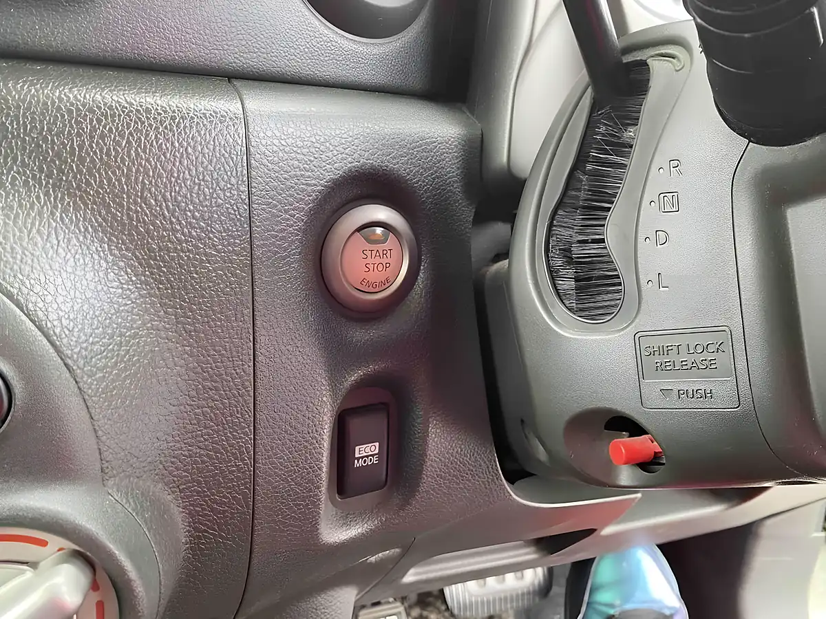 Used 2011 Nissan Cube M Selection White - Interior and Exterior details 16