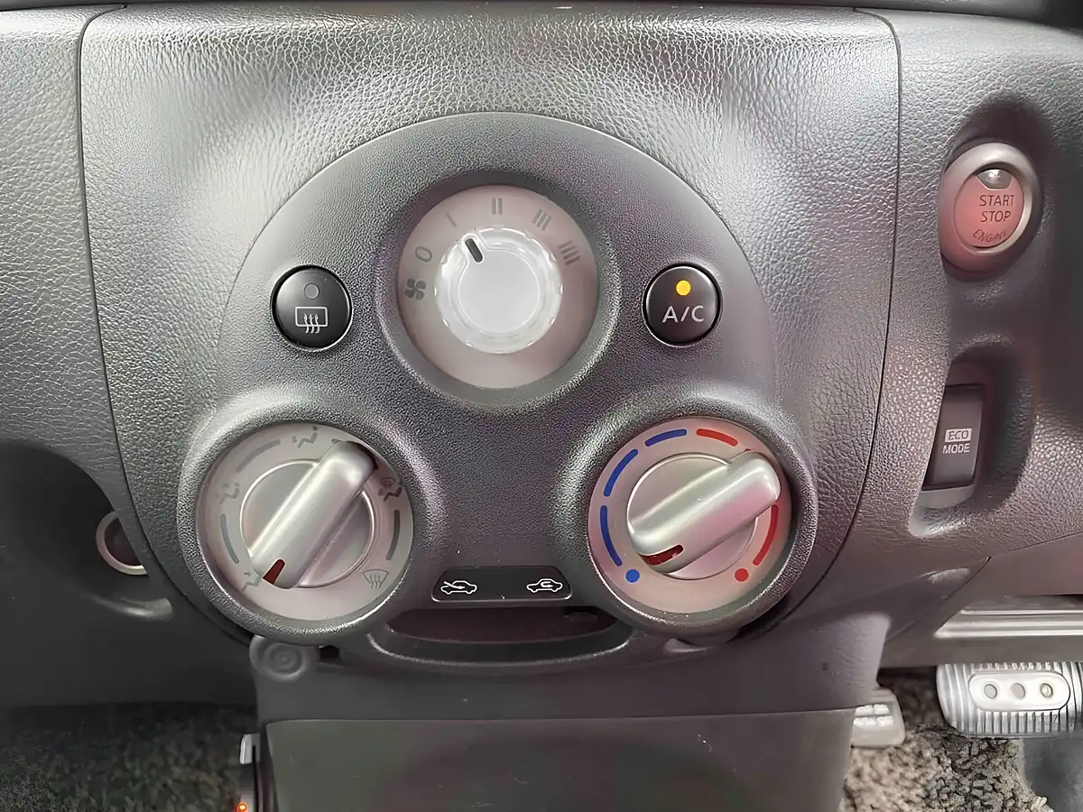 Used 2011 Nissan Cube M Selection White - Interior and Exterior details 17