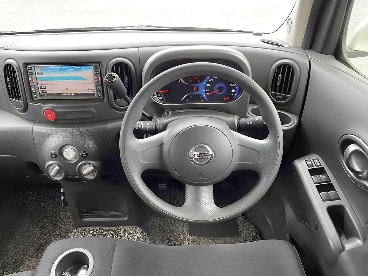 Used 2011 Nissan Cube M Selection White - Interior and Exterior details 2