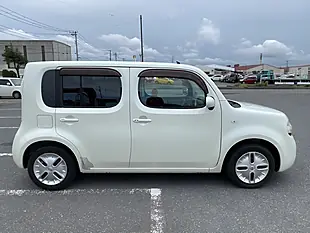 Used 2011 Nissan Cube M Selection White - Interior and Exterior details 8