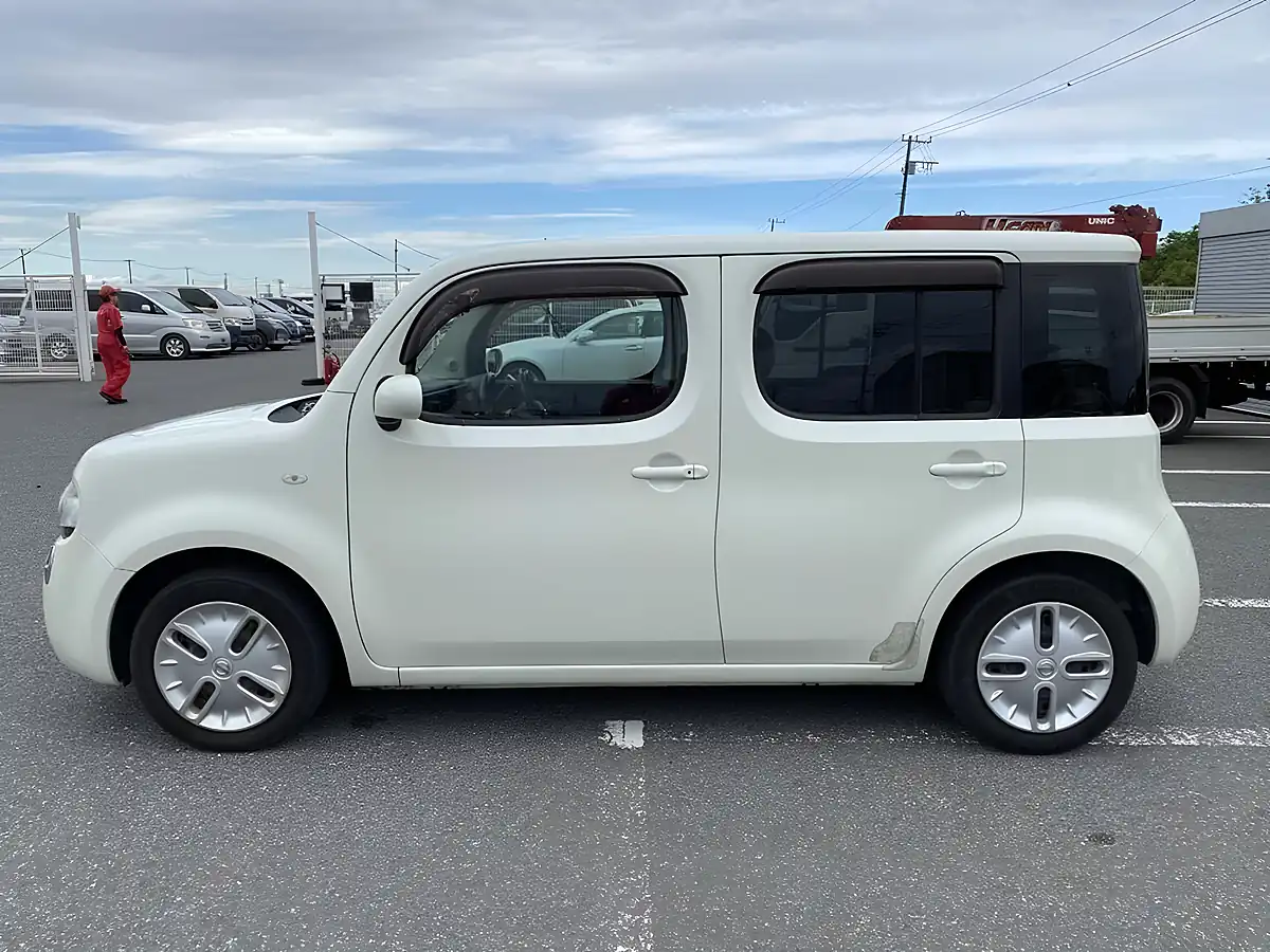 Used 2011 Nissan Cube M Selection White - Interior and Exterior details 9