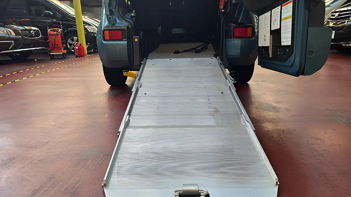 Used 2011 Nissan Cube Mobility Ramp Green - Interior and Exterior details 12