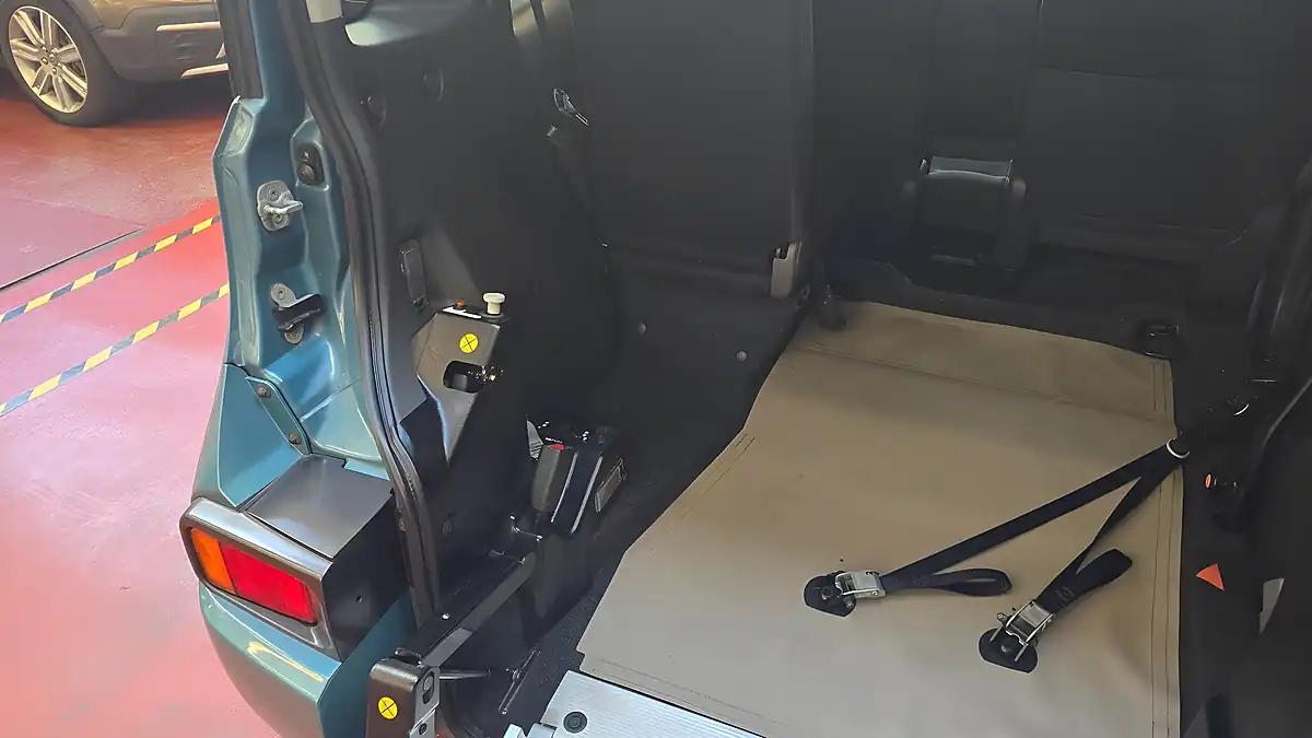 Used 2011 Nissan Cube Mobility Ramp Green - Interior and Exterior details 13