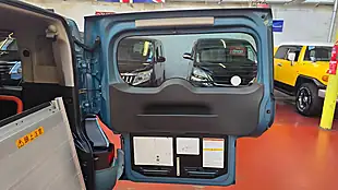 Used 2011 Nissan Cube Mobility Ramp Green - Interior and Exterior details 15