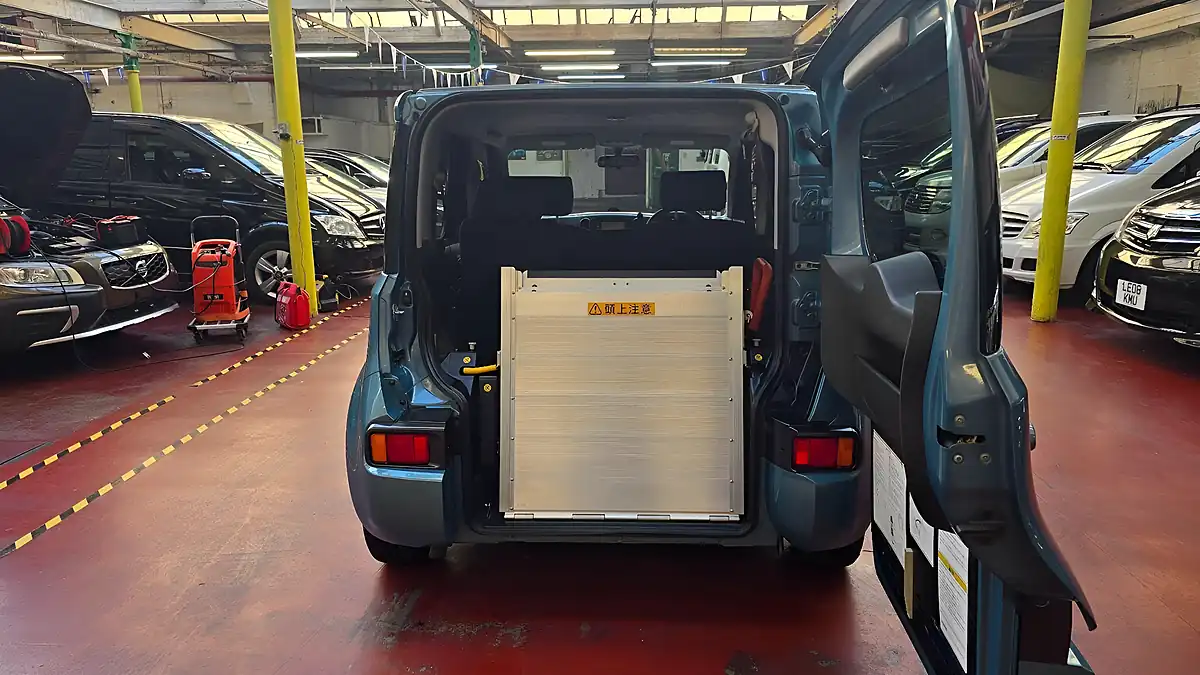 Used 2011 Nissan Cube Mobility Ramp Green - Interior and Exterior details 5