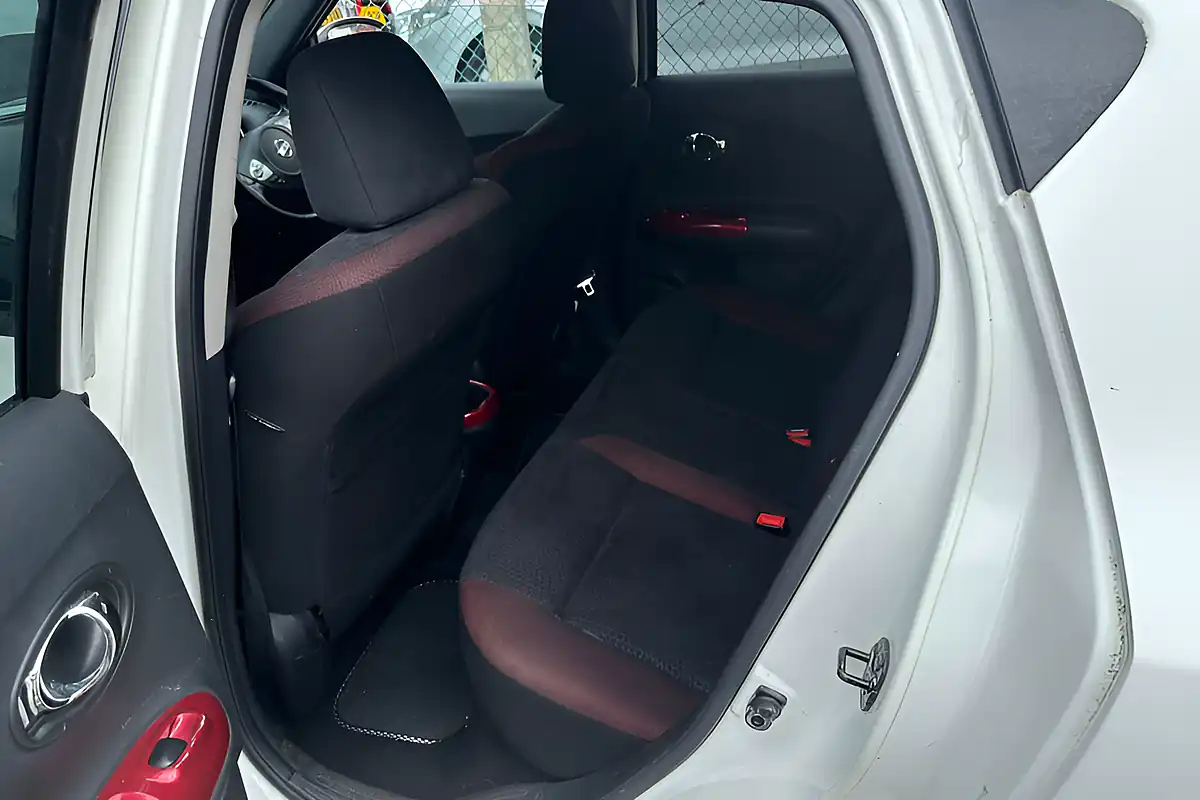 Used 2011 Nissan Juke Acenta Premium White - Interior and Exterior details 12