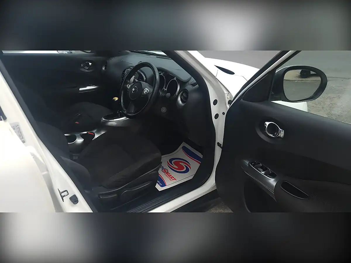 Used 2011 Nissan Juke Acenta Premium White - Interior and Exterior details 11