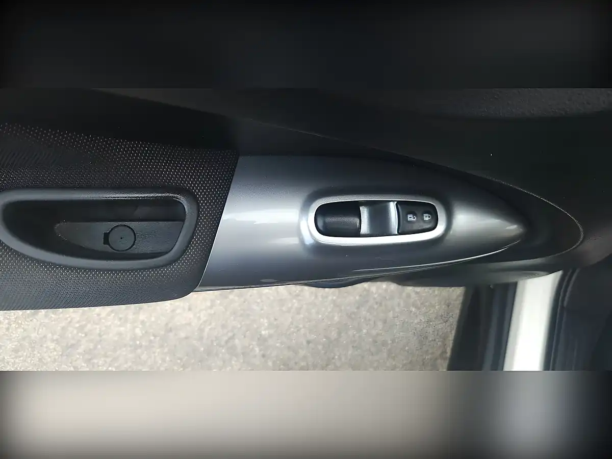 Used 2011 Nissan Juke Acenta Premium White - Interior and Exterior details 15
