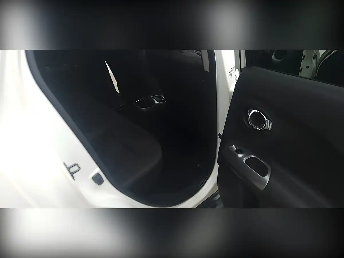 Used 2011 Nissan Juke Acenta Premium White - Interior and Exterior details 16