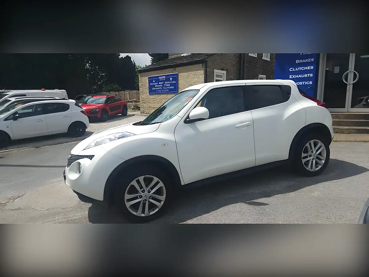 Used 2011 Nissan Juke Acenta Premium White - Interior and Exterior details 3