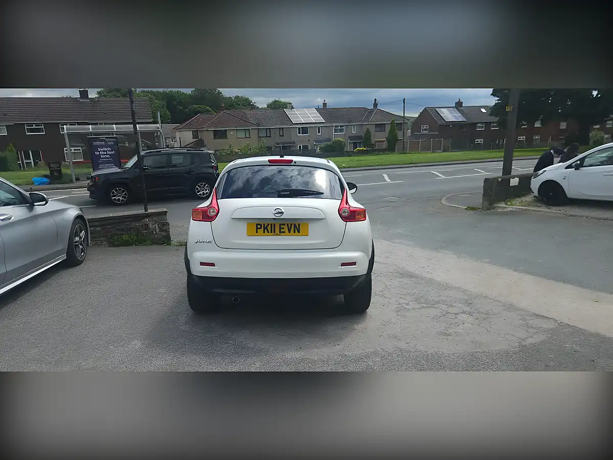 Used 2011 Nissan Juke Acenta Premium White - Interior and Exterior details 7
