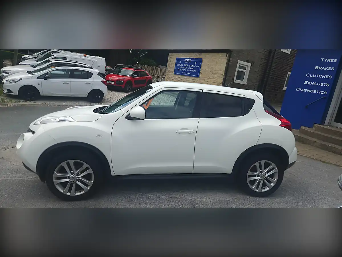 Used 2011 Nissan Juke Acenta Premium White - Interior and Exterior details 8