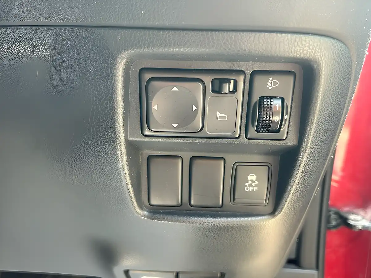 Used 2011 Nissan Juke Acenta Red - Interior and Exterior details 14