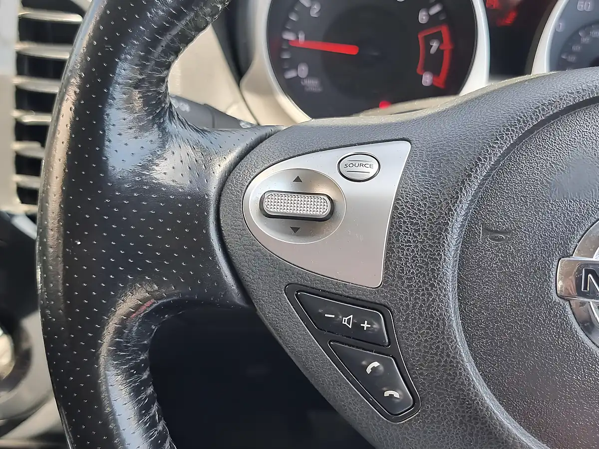Used 2011 Nissan Juke Acenta Silver - Interior and Exterior details 14