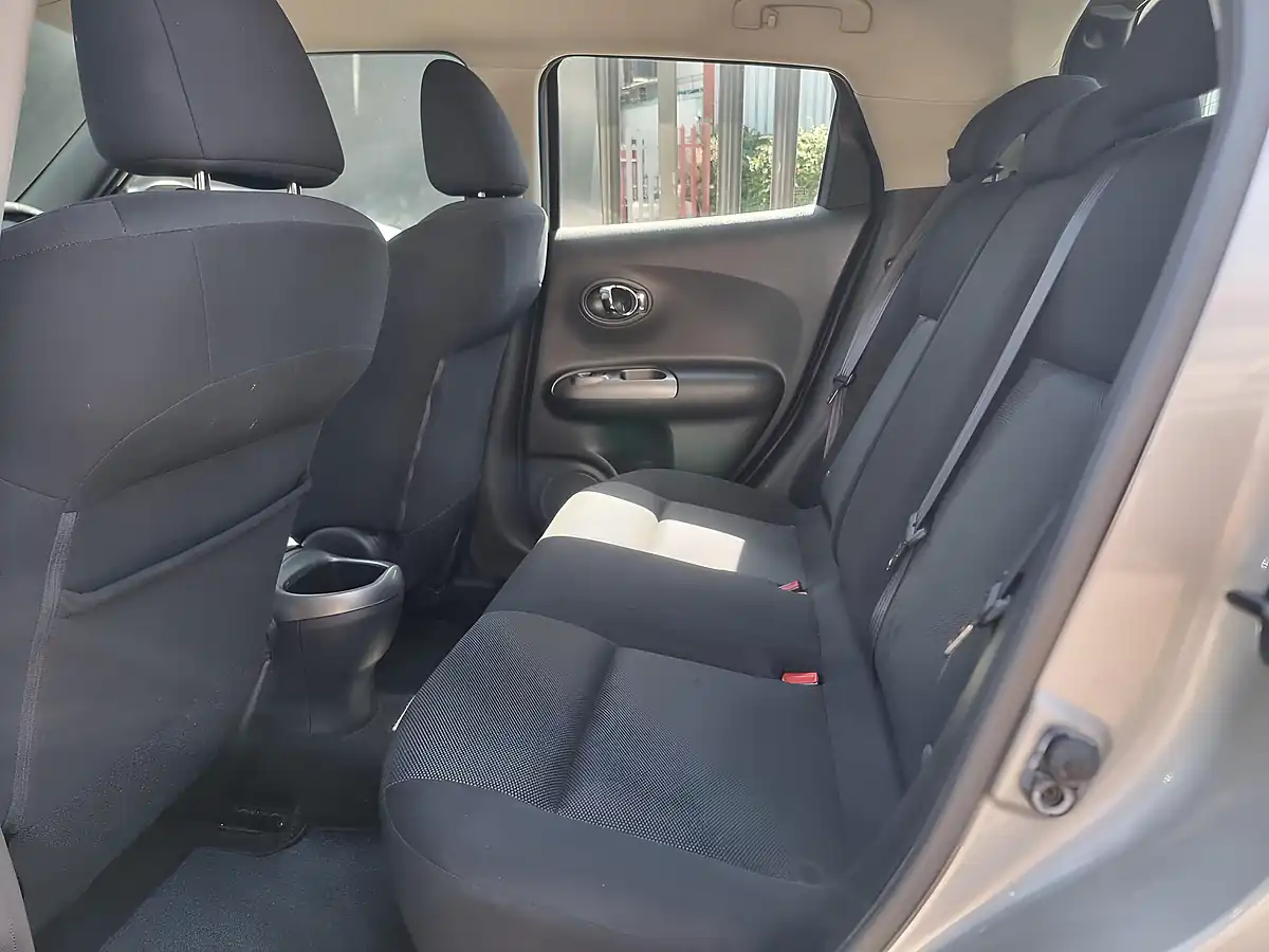 Used 2011 Nissan Juke Acenta Silver - Interior and Exterior details 17