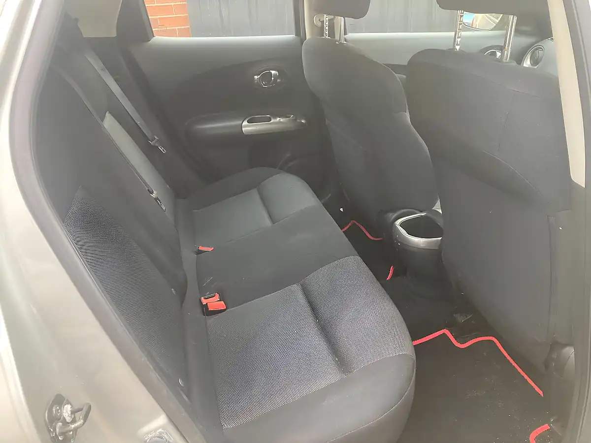 Used 2011 Nissan Juke Acenta Silver - Interior and Exterior details 10