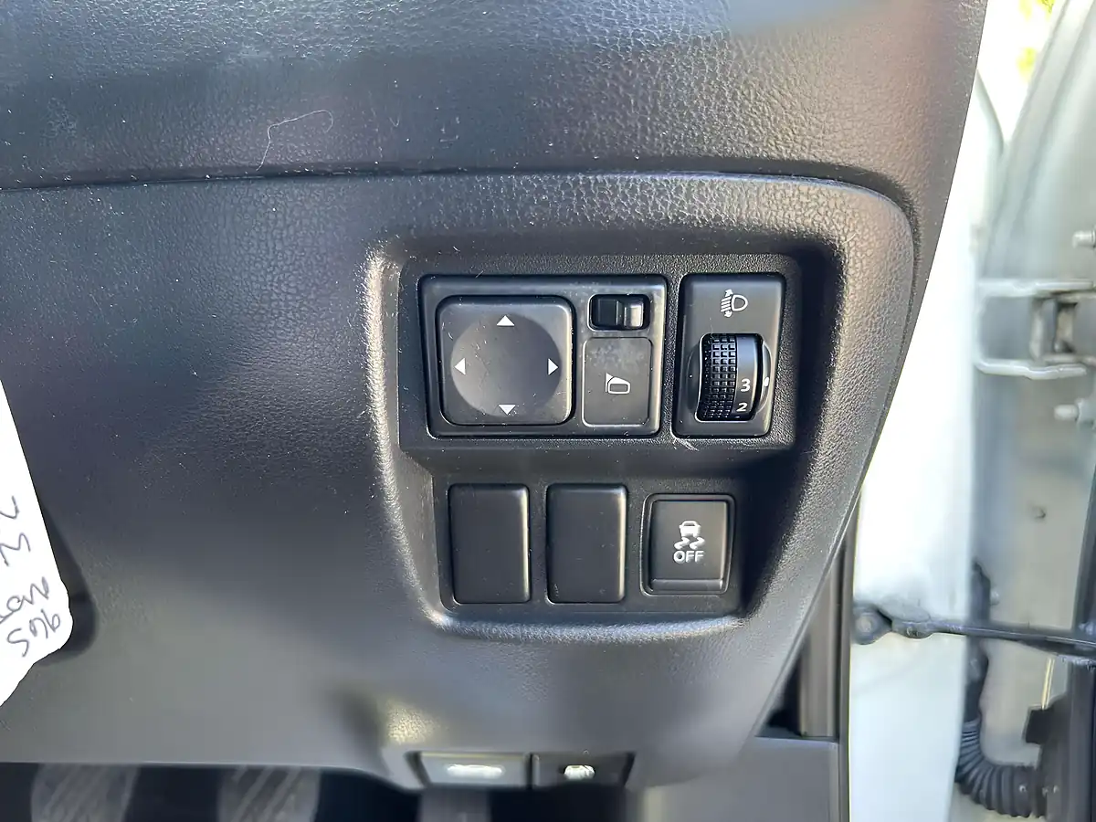 Used 2011 Nissan Juke Acenta White - Interior and Exterior details 13