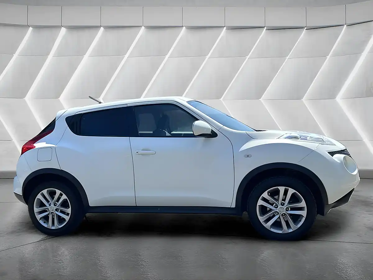 Used 2011 Nissan Juke Acenta White - Interior and Exterior details 4