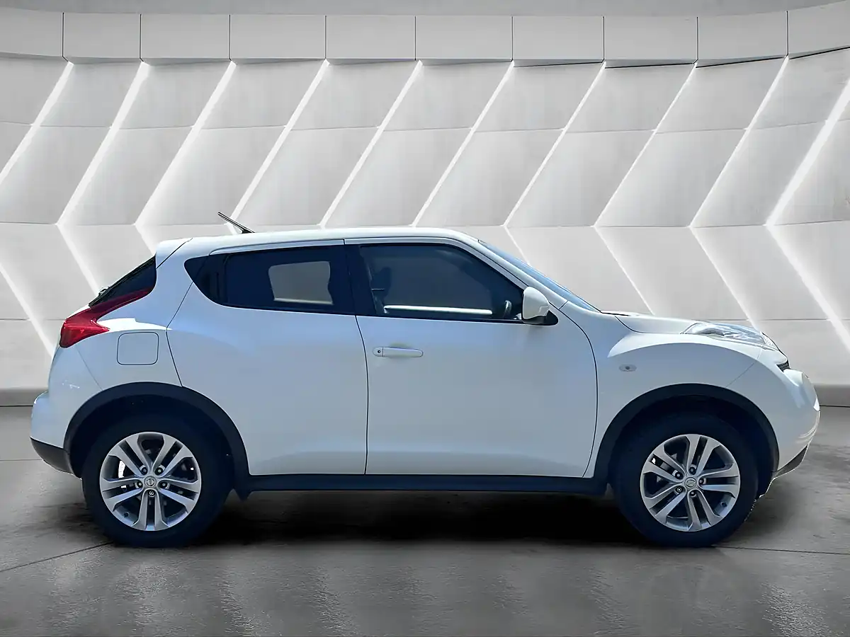 Used 2011 Nissan Juke Acenta White - Interior and Exterior details 5