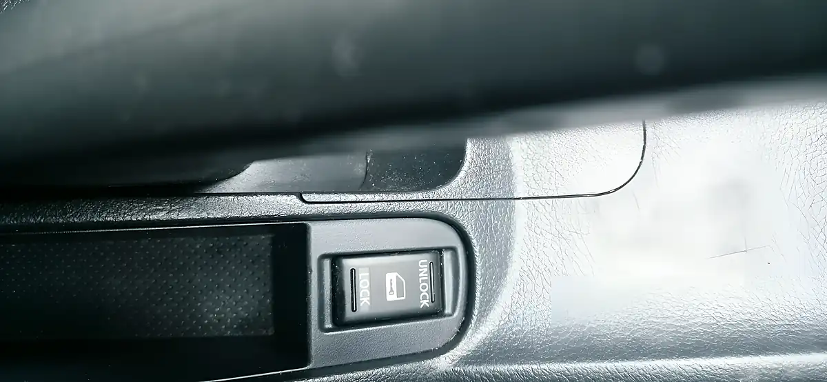Used 2011 Nissan Note N-Tec Silver - Interior and Exterior details 13