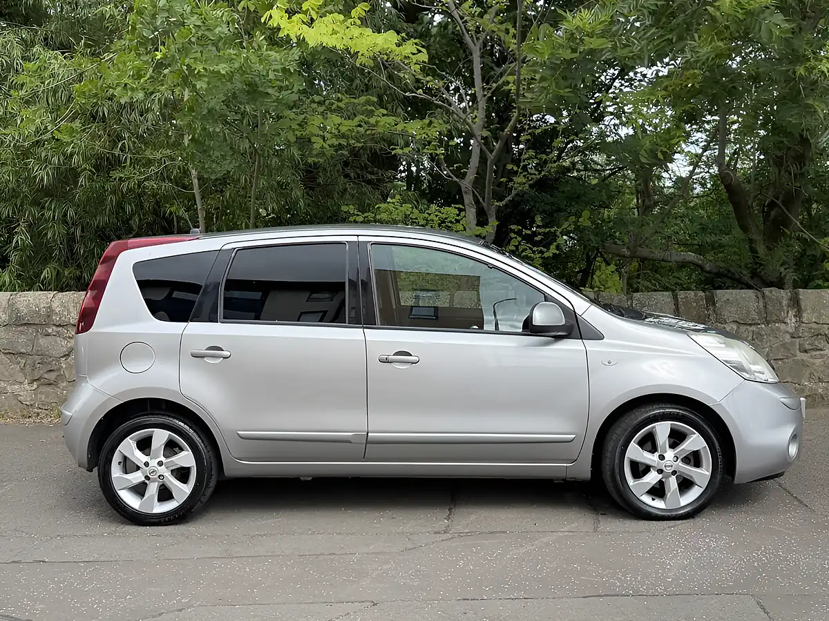 Used 2011 Nissan Note Tekna Silver - Interior and Exterior details 3