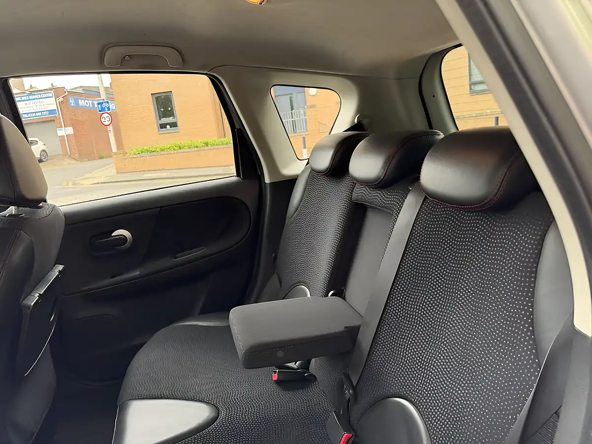Used 2011 Nissan Note Tekna Silver - Interior and Exterior details 7