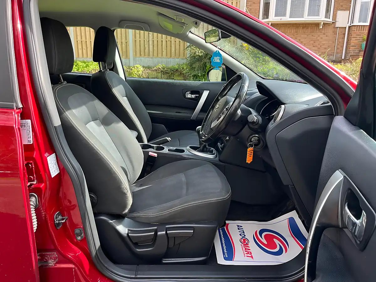 Used 2011 Nissan Qashqai Acenta Red - Interior and Exterior details 16
