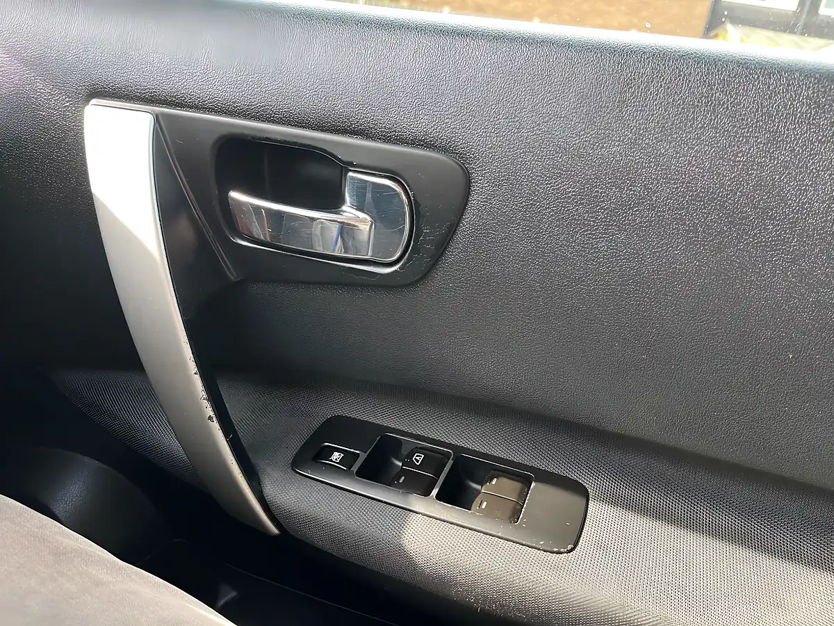 Used 2011 Nissan Qashqai Acenta Red - Interior and Exterior details 17