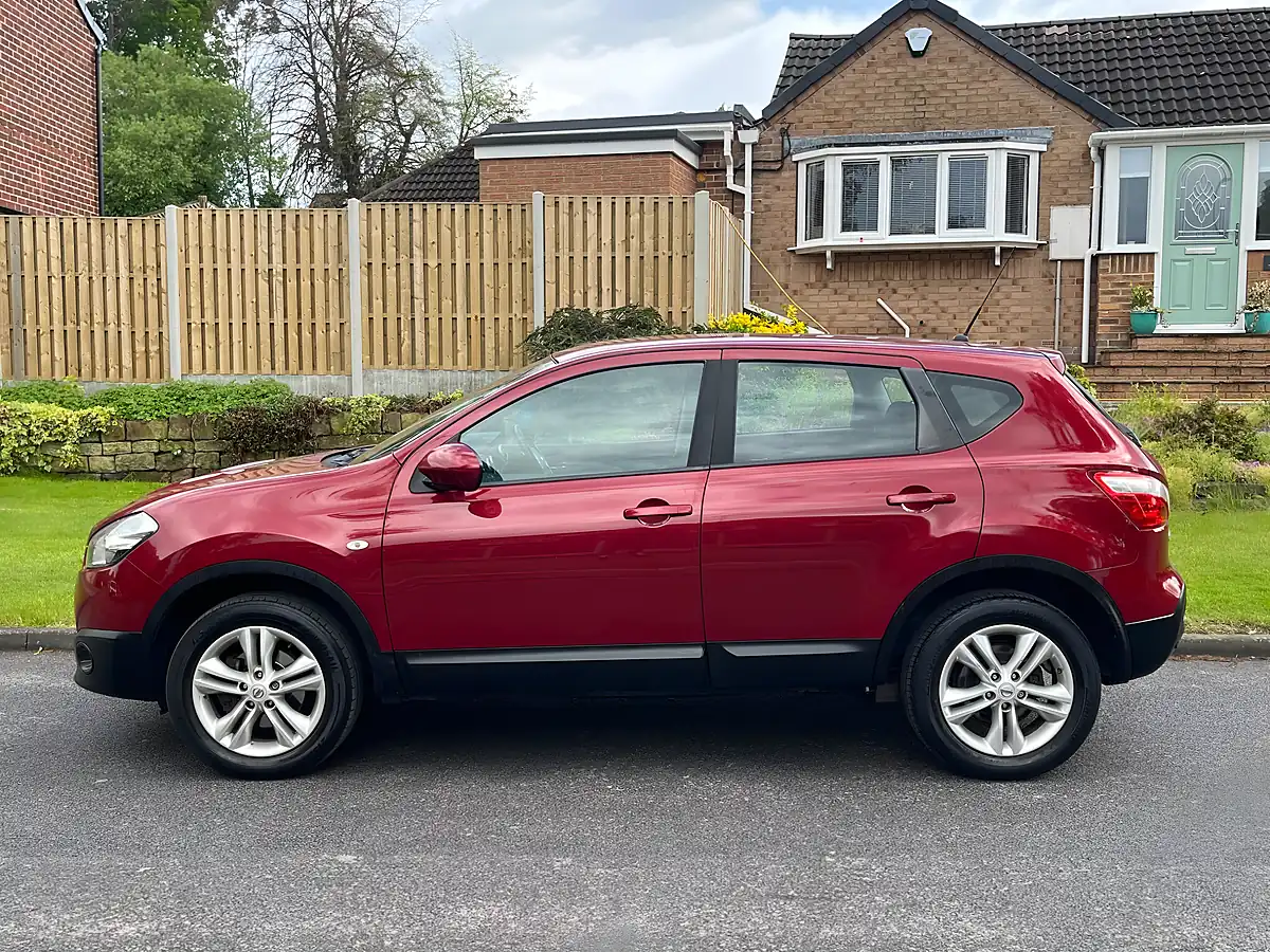 Used 2011 Nissan Qashqai Acenta Red - Interior and Exterior details 3