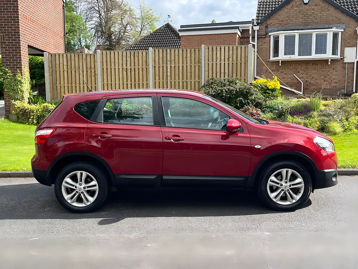 Used 2011 Nissan Qashqai Acenta Red - Interior and Exterior details 9
