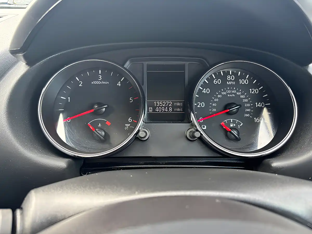 Used 2011 Nissan Qashqai Gold - Interior and Exterior details 12
