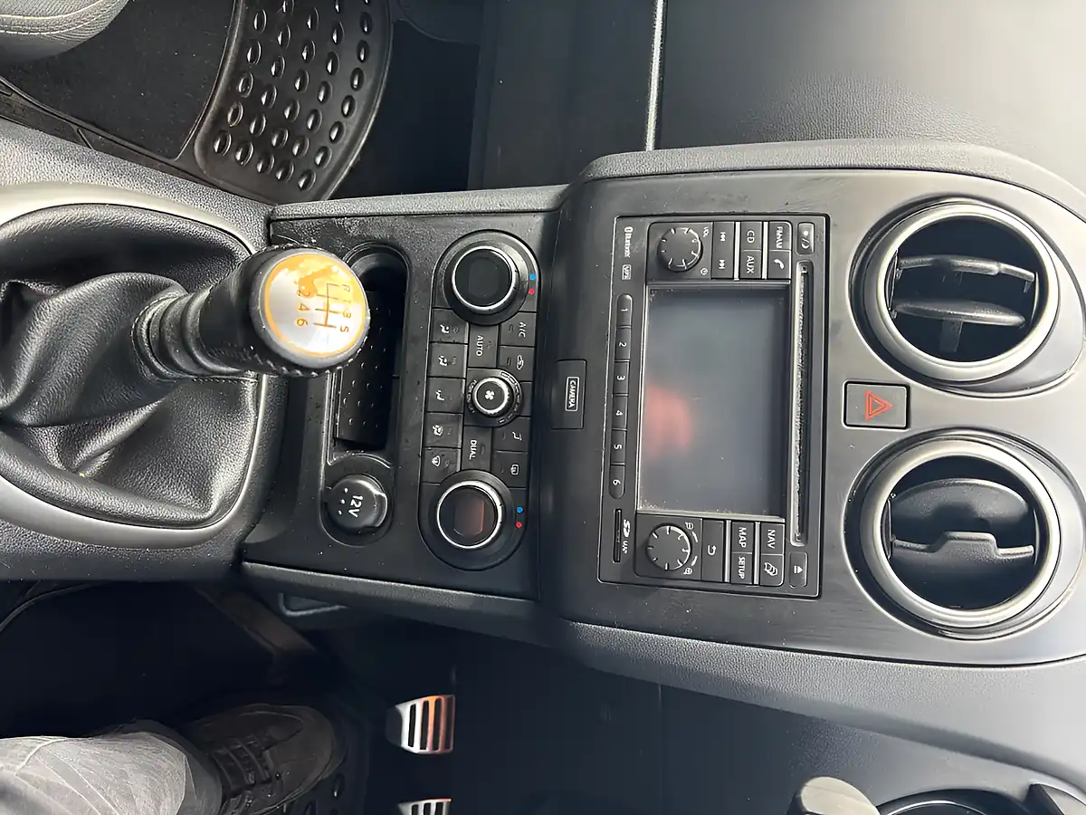 Used 2011 Nissan Qashqai Gold - Interior and Exterior details 13