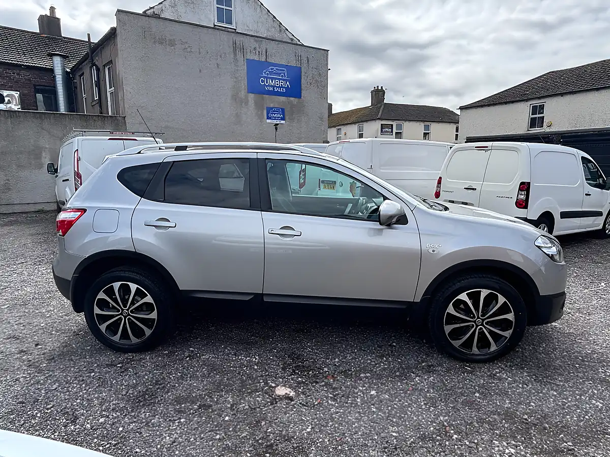 Used 2011 Nissan Qashqai Gold - Interior and Exterior details 4